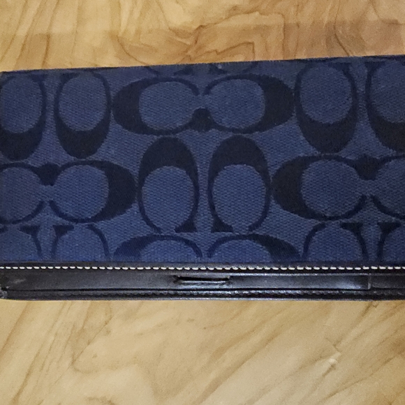 Coach Signature Wallet - Picture 5 of 8